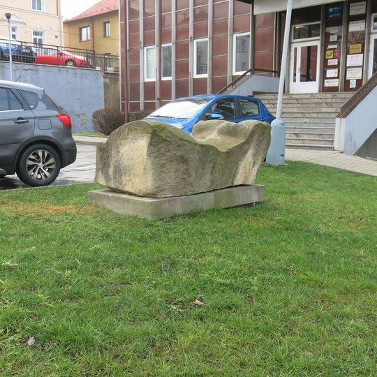 Kamenná plastika v Doubravské ulici v Trnovanech