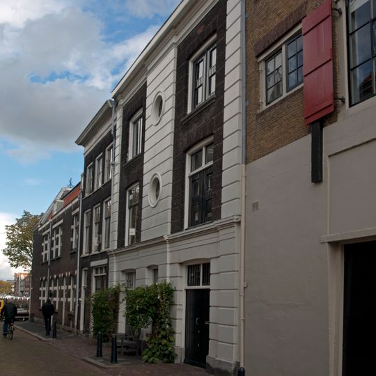 Pand met lijstgevel met gepleisterde middenrisaliet en zijpilaster