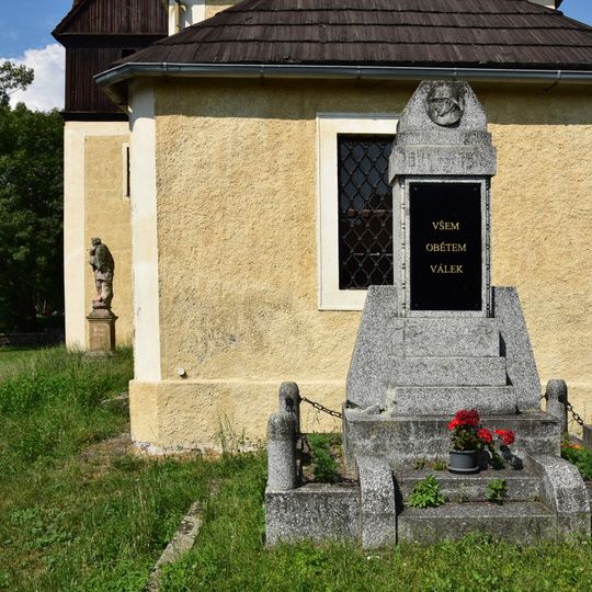 Pomník padlým u kostela v Úhošťanech