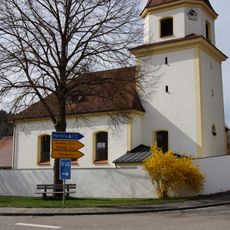 Friedhofsmauer Dr.-Kurz-Platz 1; Dr.-Kurz-Platz 3 in Titting