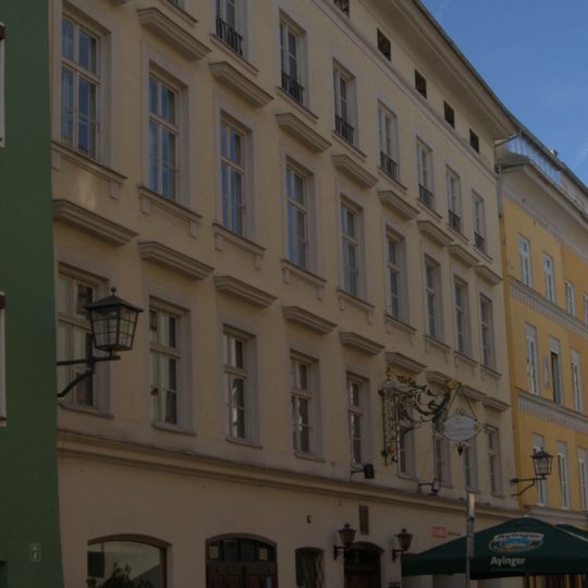 Wohn- und Geschäftshaus mit Weinstube