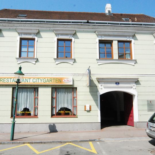 Wohn- und Geschäftshaus, Stadtmauer