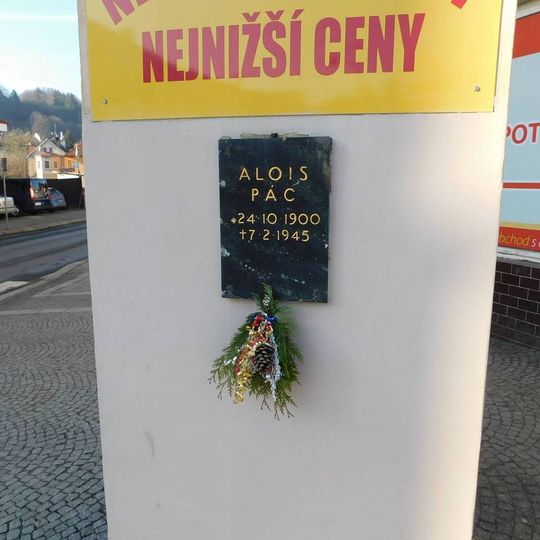 Pamětní deska Aloise Páce na náměstí v Mnichovicích