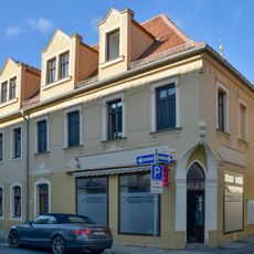Wohnhaus in Ecklage und in geschlossener Bebauung (bestehend aus zwei Gebäudeteilen Schloßstraße 5 und Apothekergasse 8, nur Gebäudeteil an der Ecke Schloßstraße unter Schutz) Apothekengasse 8