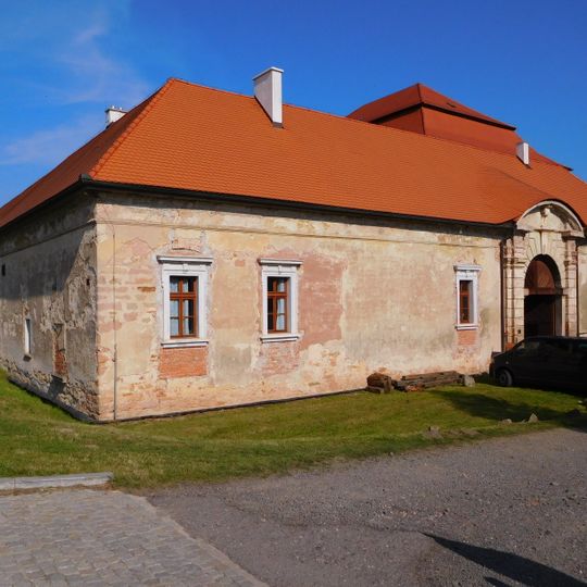 Building surrounding cour d'honneur at Wallenstein loggia