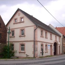 Bauernhaus, Stall und Scheune eines Vierseithofes Zur Friedenseiche 15