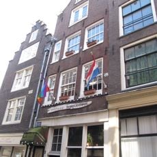 Pand met ingezwenkte halsgevel met houten pui en goede roedenverdeling op de verdiepingen