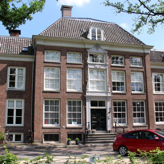 Pand met sobere lijstgevel, tegenhanger van nr 23