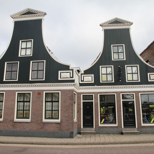 Gebouw van twee evenwijdige vleugels
