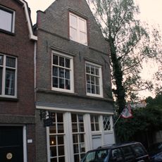 Pand met puntgevel met vlechtwerk