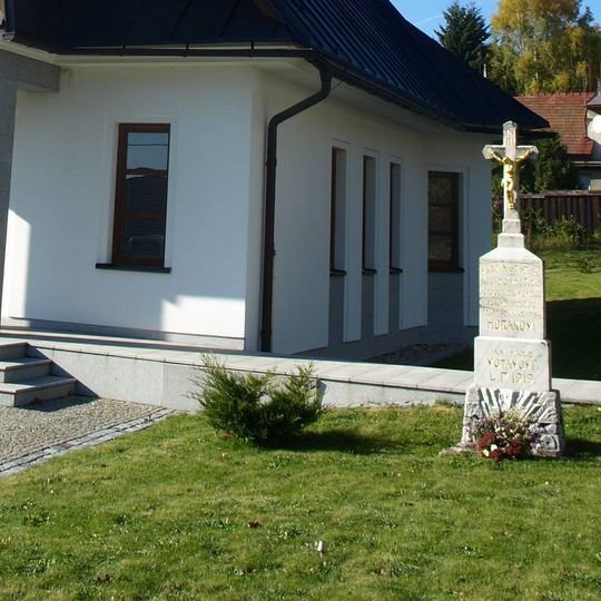 Kříž u kaple Panny Marie Sněžné v Budči