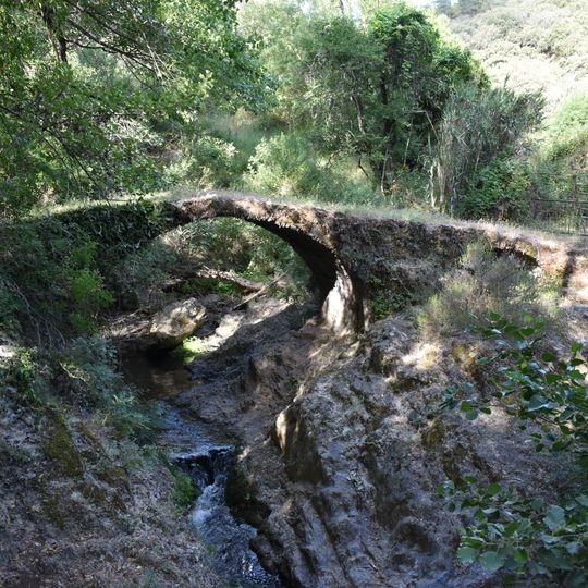 Puente medieval de La Nava sobre el río Múrtiga