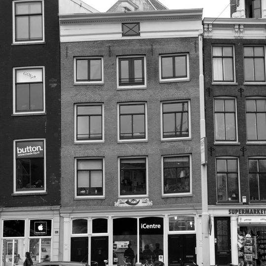 Pand met gevel onder rechte lijst