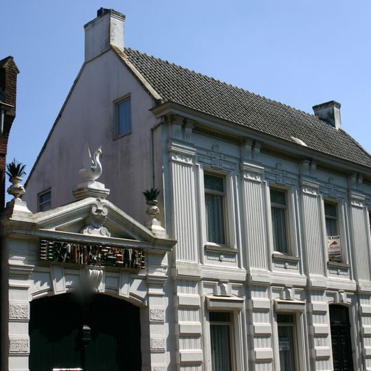 Herenhuis De Zwaan, met toegangspoort naar brouwerij De Ster