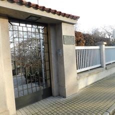 Pamětní deska Petra Fetra na domě Fetrovská 1446/2 na Hanspaulce