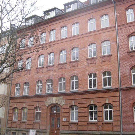 Mietshaus in geschlossener Bebauung mit Vorgarten Klarastraße 42