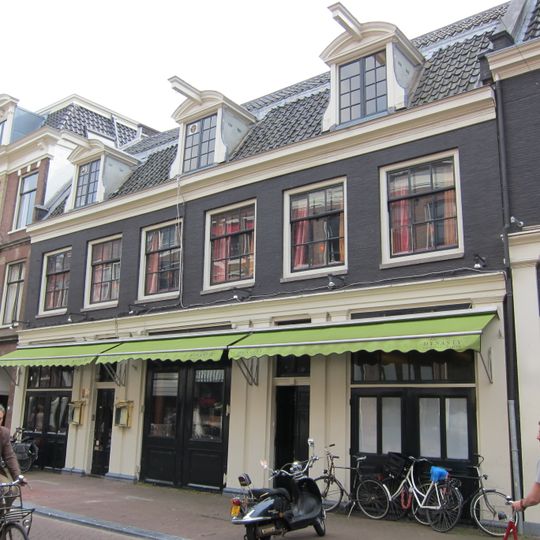 Breed complex koetshuizen onder dwars dak met dakkapellen