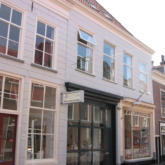 Huis dat oorspronkelijk een geheel vormde met nr. 7 en samen hiermee een hoog schilddak heeft. Gepleisterde gevel onder rechte kroonlijst.