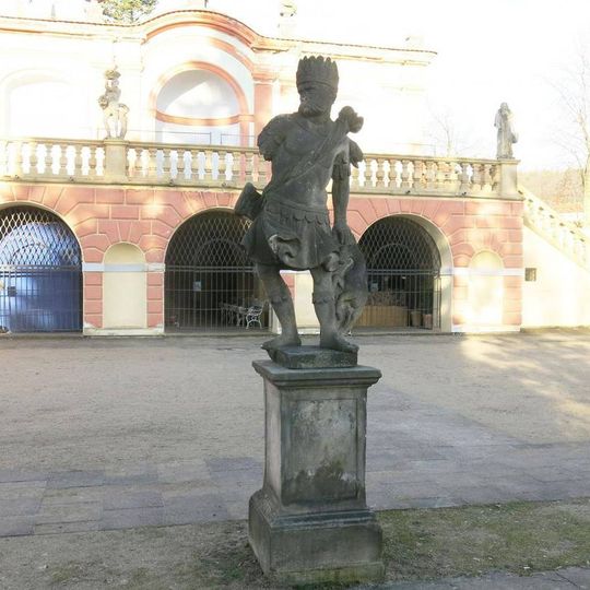 Alegorická socha Amerika před salou terrenou zámku v Klášterci nad Ohří