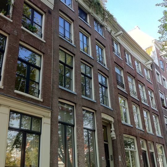 Pand met gevel onder rechte lijst met consoles