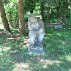 Socha klečící ženy v parku za zámkem v Chlumu u Třeboně