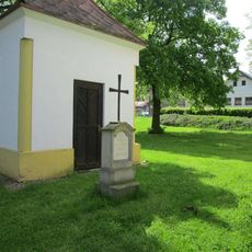 Kříž u kaple ve Vejvanově