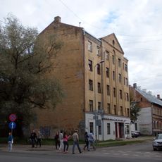 Īres nams ar veikaliem