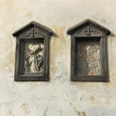 Kapličky V. a VI. zastavení křížové cesty na kostele ve Vratislavicích nad nisou