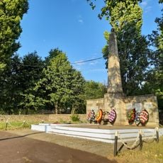 Monument la mormântul al 3 ostași căzuți în 1941 și în memoria a 40 consăteni căzuți în 1941-1945