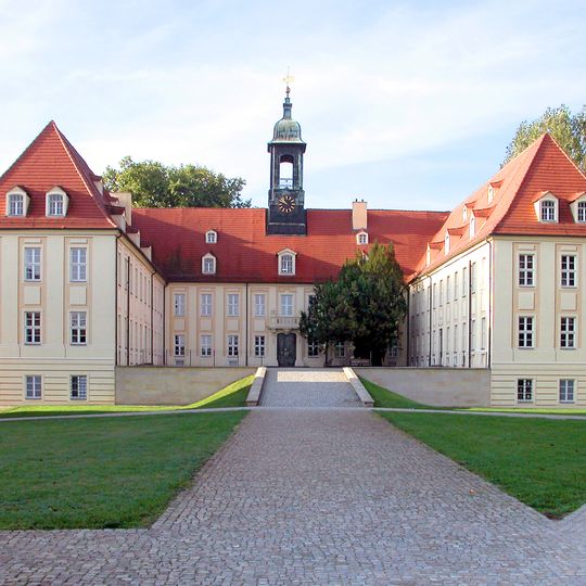 Naturdenkmal  Eibe vor dem Eingang des Elsterschlossgymnasiums; Flur 10, Flurstück 637 in Elsterwerda