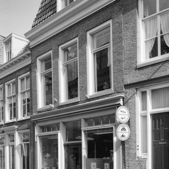 Pand met rechte kroonlijst