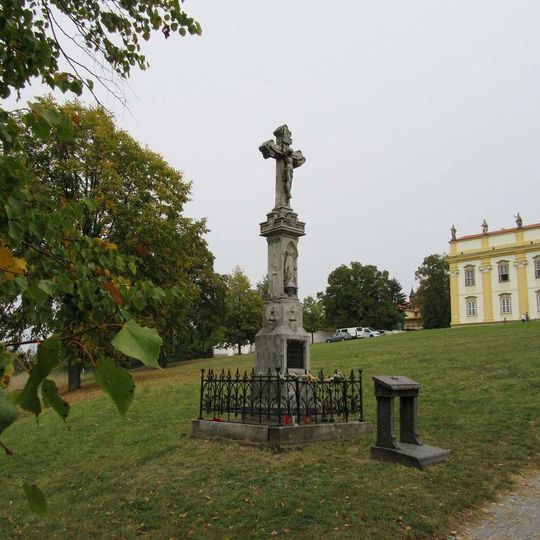 Kříž s klekátkem na Svatém Kopečku