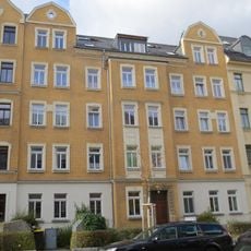 Mietshaus in geschlossener Bebauung mit Vorgarten Further Straße 19