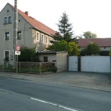 Wohnstallhaus und Scheune eines Dreiseithofes, mit Hofeinfahrt Berbisdorfer Hauptstraße 12
