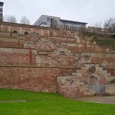 Denkmalsanlage am Hang der Karlsaue