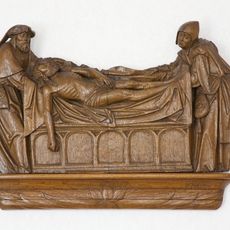 Sint-Nicolaaskerk, grafleggingsreliëf en beelden