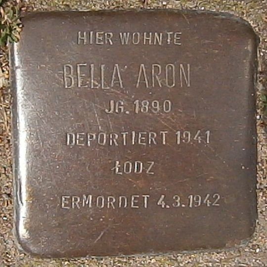 Stolperstein en memoria de Bella Aron