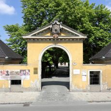 Wohnhaus, Toranlage des Schlosses