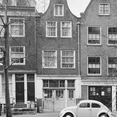 Pand met twee verdiepingen onder zadeldak