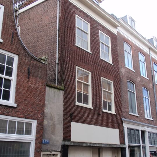 Pand met klokgevel met ter weerszijden voluten