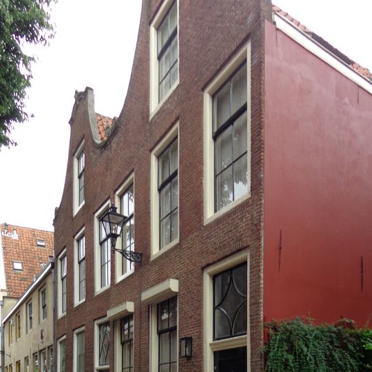 Pand met eenvoudige klokgevel