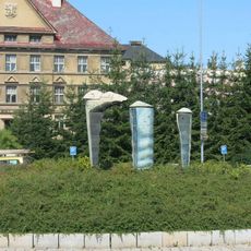 Keramická plastika na kruhovém objezdu v ulici Krkonošská v Jilemnici