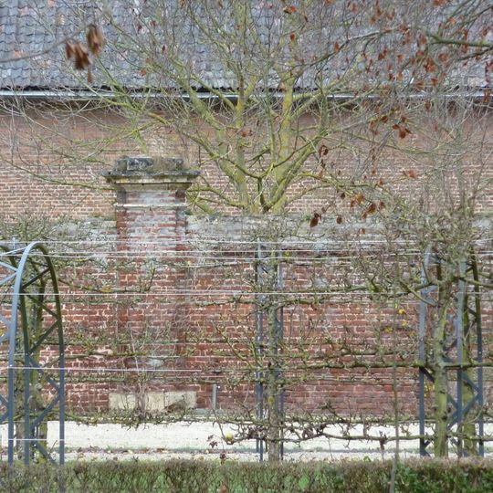 Lemiers Castle: garden wall