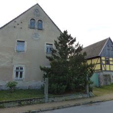 Wohnstallhaus und winkelförmig angebaute Scheune eines Zweiseithofes Großenhainer Straße 47
