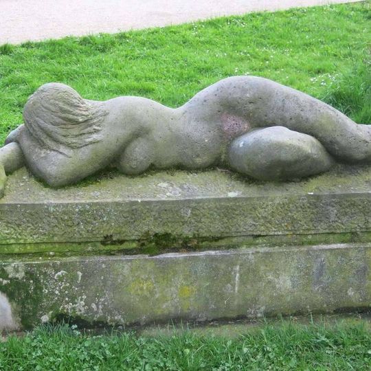 Socha ležící ženy v parku v Májové ulici v Chebu