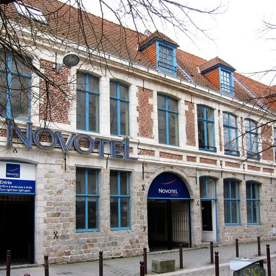 Maison, 13 rue du Nouveau-Siècle, 110, 116 rue de l'Hôpital-Militaire