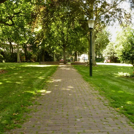 Terrein waarin: a overblijfselen van een ronde burcht met omringende gracht, waarbinnen een nederzetting. b overblijfselen van nederzettingen