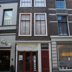 Pand met lijstgevel met verkropte lijst