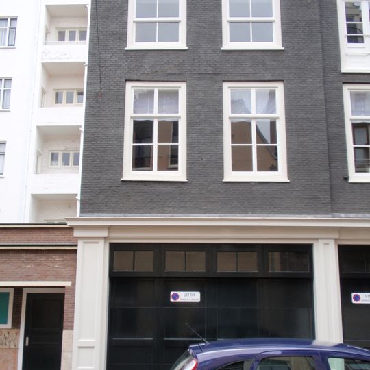 Pand met gevel en koetspoorten, gebouwd als koetshuis van het achterliggende pand aan de Lange Vijverberg