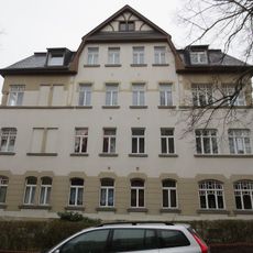 Mietshaus in offener Bebauung mit Vorgarten Cäcilienstraße 4